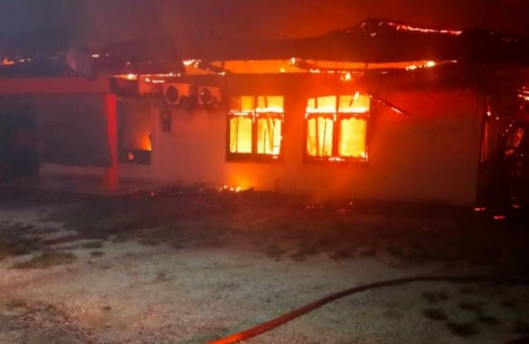 Satu Unit Rumah dan Kafe di Ronggowarsito Pekanbaru Terbakar