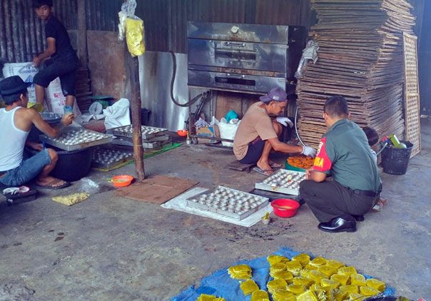 Anggota Koramil 05/ RM Dampingi UMKM Pengrajin Kerupuk