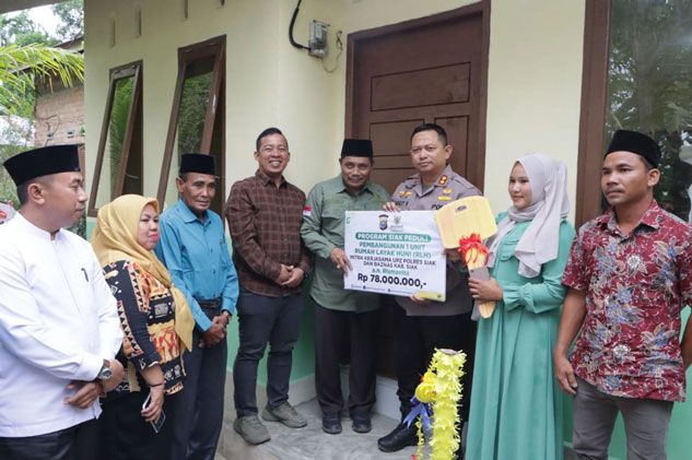 Kapolres Siak Didampingi Ketua Baznas Serahkan Rumah Layak Huni untuk Warga Mempura