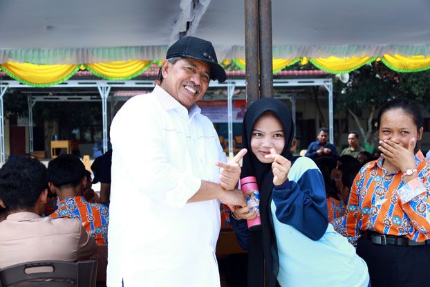 Kurangi Sampah Plastik di Lingkungan Sekolah, Alfedri Bagikan Tumbler Kepada Siswa SMAN 1 Kandis