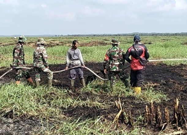 6 anggota Koramil 0321-05/RM dan Polsek Bangko Pusako Berjibaku Padamkan Karhutla