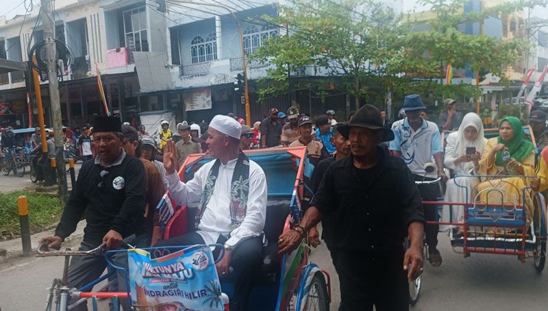 Masyarakat dan Tukang Becak Mengular Antar Haji Herman-Yuliantini ke KPU Inhil