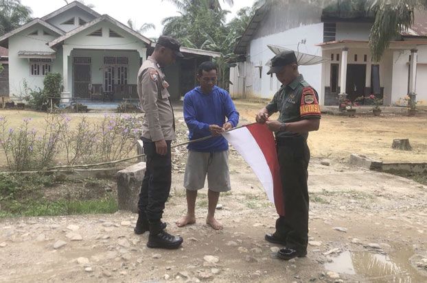 Babinsa Koramil 0321-05/RM dan Bhabinkamtibmas Ajak Warga Pasang Bendera