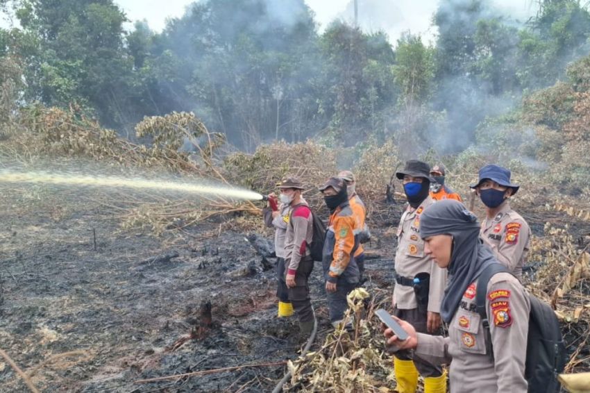 Tim Gabungan Berjibaku Padamkan Karhutla Pulau Galang Inhu
