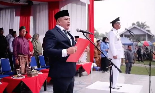 Anggota DPRD Siak H Musar Bacakan Teks Proklamasi saatUpacara HUT RI ke-79 di Tualang,