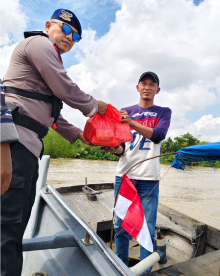 Sinergitas TNI Polri Berbagi Bendera Merah Putih di Sungai Indragiri