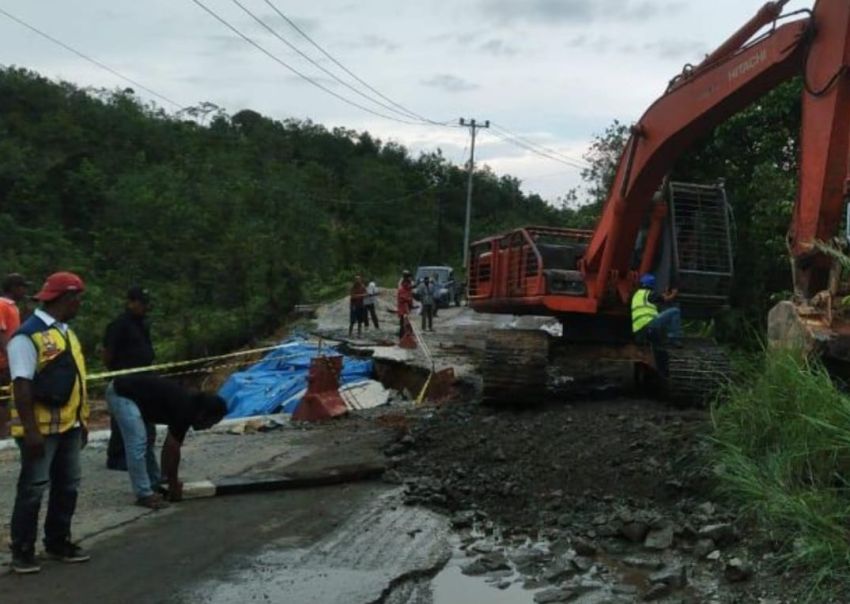 Lintas Riau-Sumbar Longsor, Lalu Lintas Buka Tutup