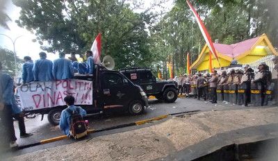 Aksi Demo di DPRD Riau Rusuh, Korban Berjatuhan