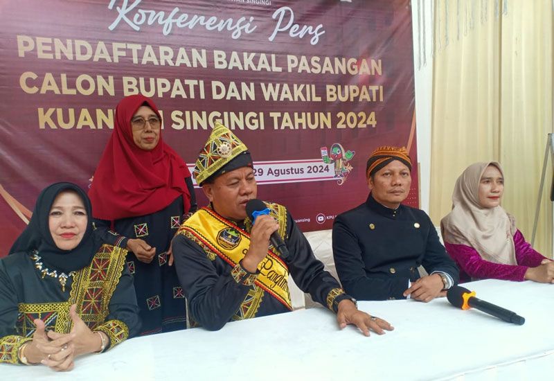 Ribuan Masa Antar Suhardiman Amby-Mukhlisin Mendaftar ke KPU Kuansing