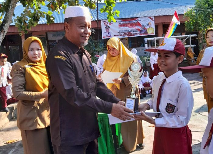 Kepala UPT SDN 006 Terpadu Kubang Jaya Serahkan Hadiah Pemenang Lomba Semarak HUT RI ke-79