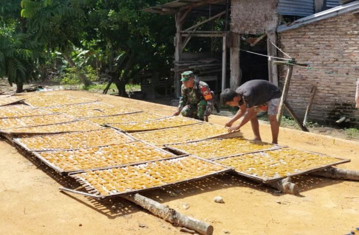 Babinsa Koramil 0321-05/RM Kembali Dampingi Pelaku UMKM Pembuatan Kerupuk