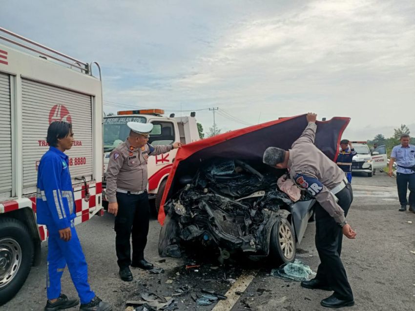 Seluruh Penumpang Positif Narkoba, Polisi Dalami Lakalantas Minibus Vs Truk di Tol Permai