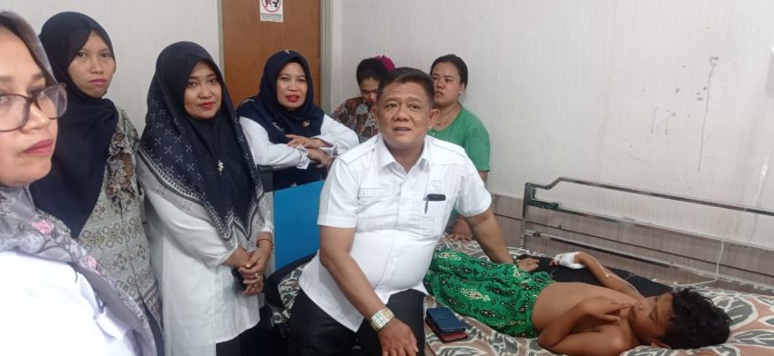 Dinsos Rohil dan UPT PPA Besuk Murid SD di Bangko yang Dipukul ODGJ Hingga Berdarah