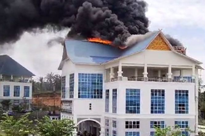 Breaking News: Gedung Dishub Pekanbaru Terbakar Hebat