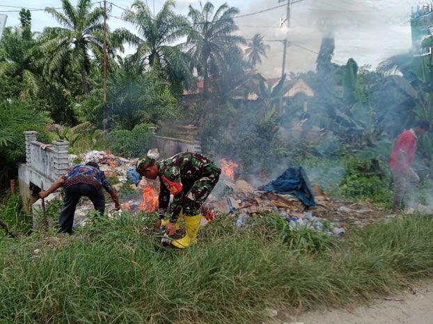 Pererat Silaturahmi Babinsa 0321-05/RM Bersama Warga Laksanakan Gotong Royong Bersihkan Sampah di Jalan Annas Maamun