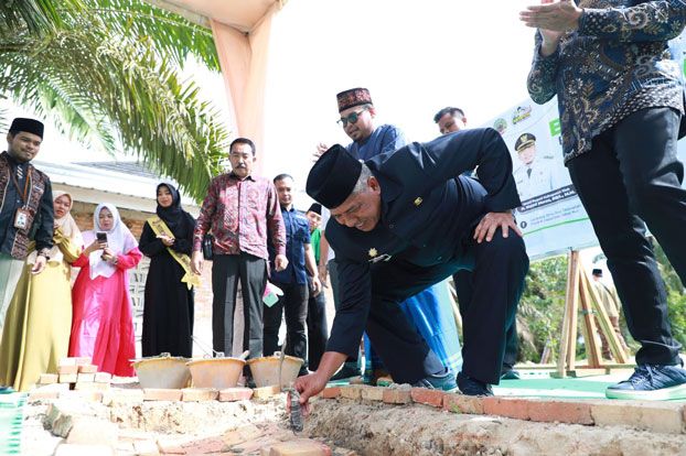 Peletakan Batu Pertama Pembangunan RKB Ponpes Jabal Nur, Bupati Alfedri: Semoga Makin Maju