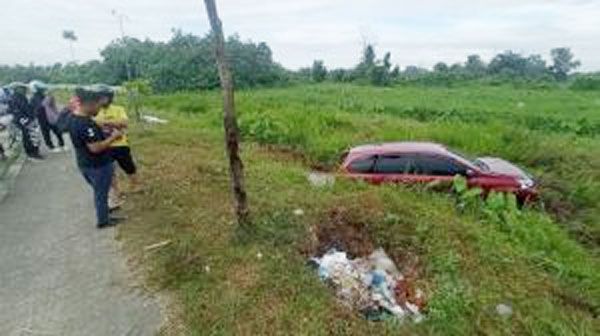 Pengemudi Ngantuk, Mobil Masuk Parit di Jalan Sudirman