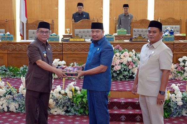 Wakil Ketua I DPRD Siak H. Syarif Pimpin Paripurna 3 Ranperda