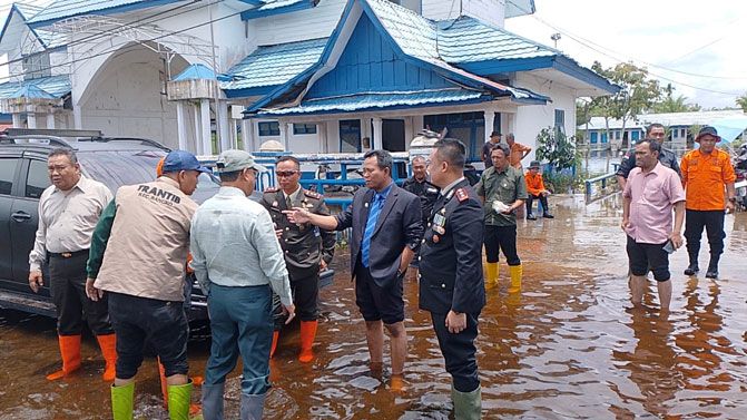 Usai Peringatan HUT TNI Ke 79, Plt. Bupati, Dandim 0321, Kapolres Rohil Tinjau Lokasi Banjir