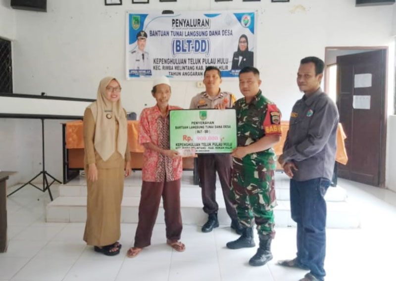 Babinsa Koramil 0321-05/ RM Kawal Penyaluran BLT DD kepada 55 KK Warga Desa Teluk Pulau Hulu Rimbamelintang