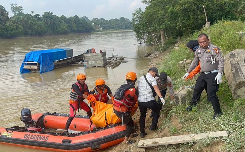 Pemancing yang Terjatuh dari Sampan di Sungai Kampar Ditemukan Meninggal