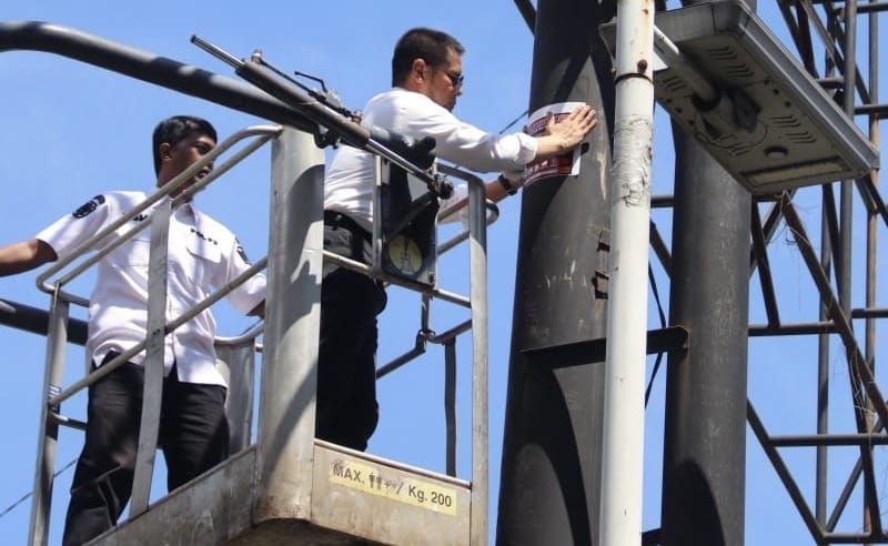 Satpol PP dan Bapenda Pekanbaru Tertibkan Reklame Ilegal
