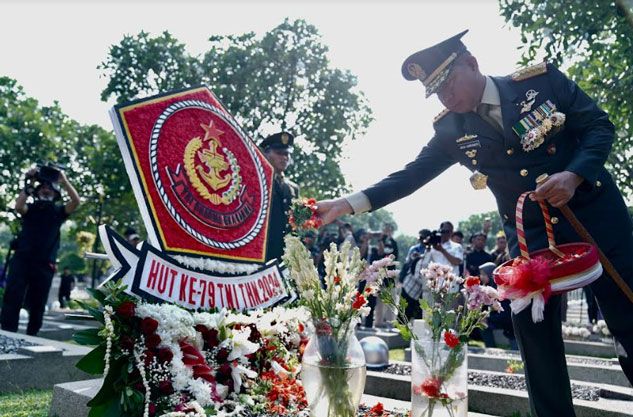 Panglima TNI Pimpin Ziarah Nasional Peringatan HUT Ke-79 TNI di TMPNU Kalibata