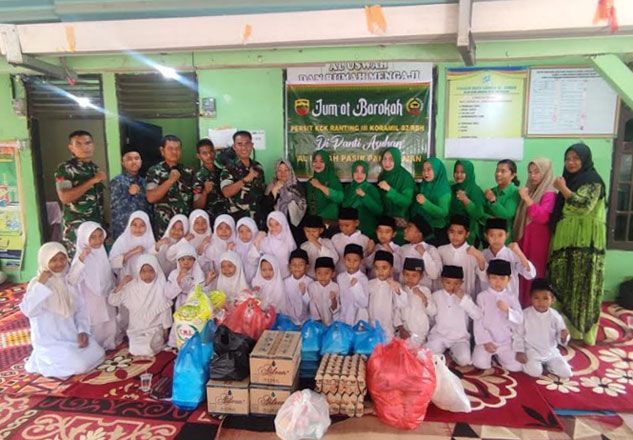 Persit Kartika Chandra Kirana Koramil 02 Rambah Kodim 0313/KPR Salurkan Kebutuhan Pokok untuk Panti Asuhan