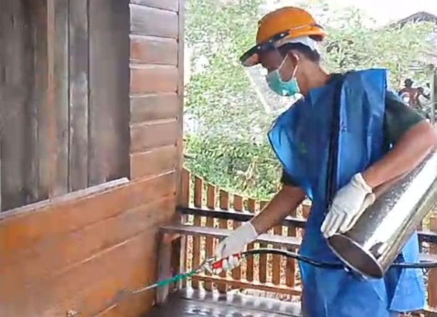 Berantas Malaria di Kuala Selat Inhil, Petugas Semprotkan Insektisida