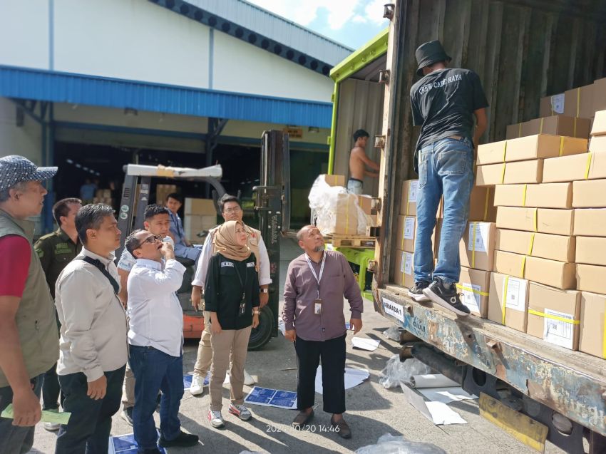 Bawaslu Rohil Turut Awasi Pelepasan Logistik Pilkada Riau di Percetakan
