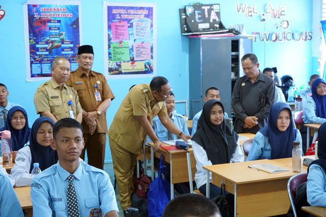 Kunjungi SMA 8 Pekanbaru, Pj Gubernur Riau Rahman Hadi Beri Siswa Motivasi