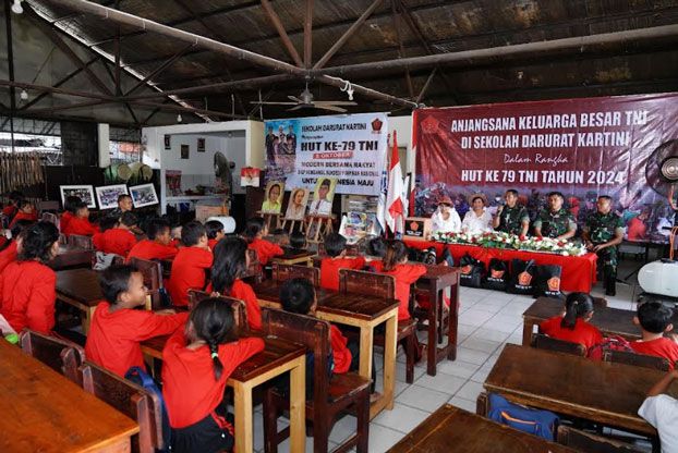 Aster Panglima TNI Kunjungi Sekolah Darurat Kartini Sebagai Wujud Kepedulian Pada Dunia Pendidikan