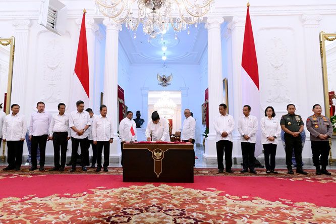 Panglima TNI Hadiri Penandatanganan PP Penghapusan Piutang Macet UMKM di Istana Negara