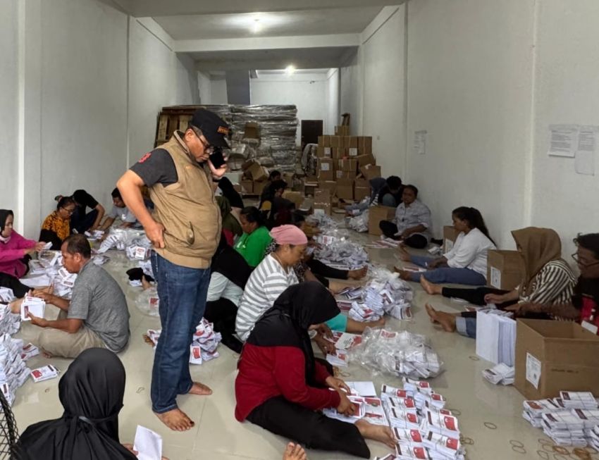 Pelipatan dan Sortir Surat Suara Pilkada Serentak 2024 di Riau Tuntas