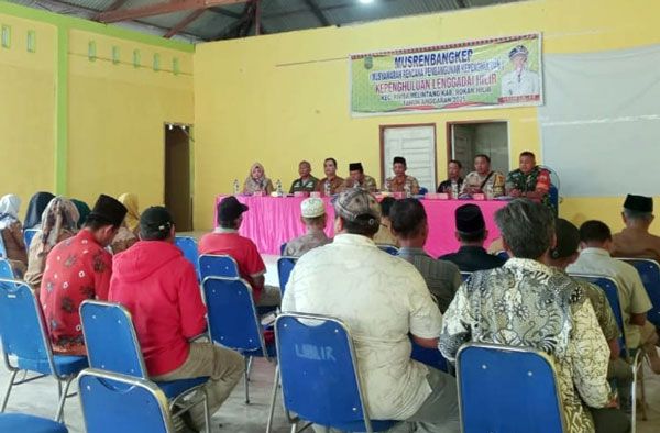 Kawal Pembangunan Desa, Babinsa 0321-05/RM Hadiri Musrembangkep Lenggadai Hilir 2025