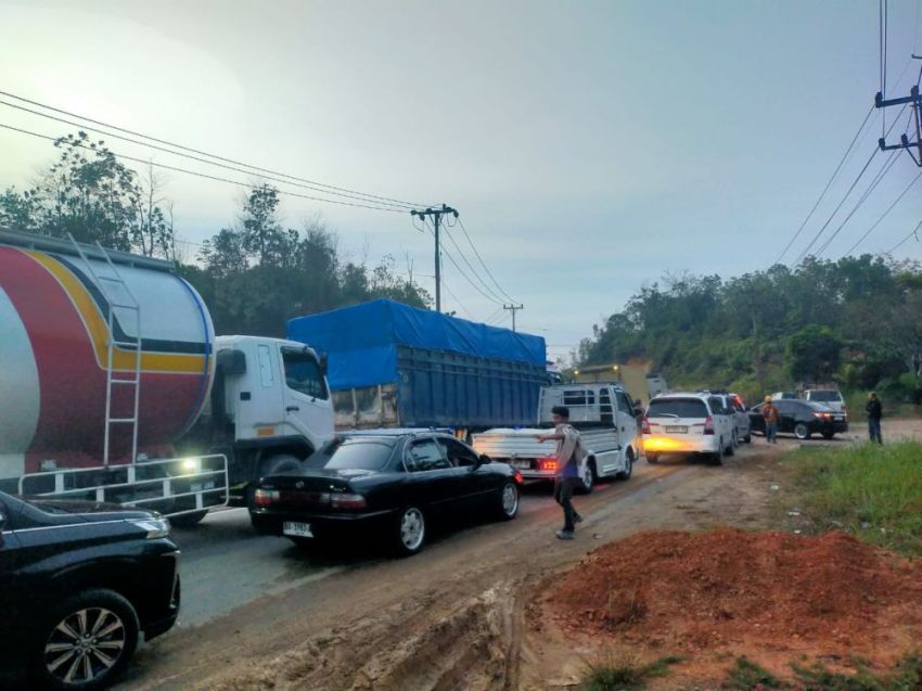 Jalan Tanjung Alai Lintas Riau-Sumbar Macet Parah