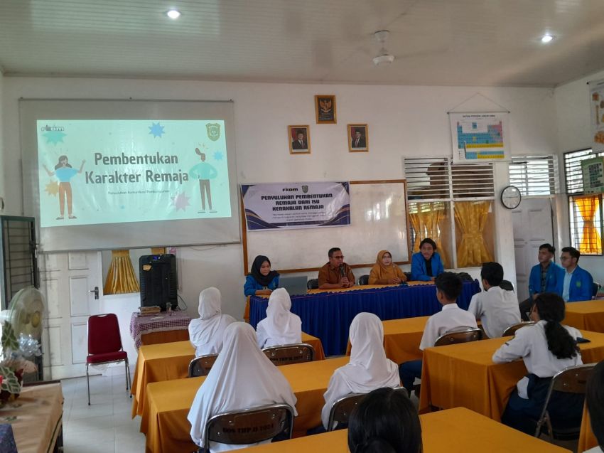 Mahasiswa UIR Beri Penyuluhan Kenakalan Remaja kepada Siswa UPT SMPN 4 Siak Hulu