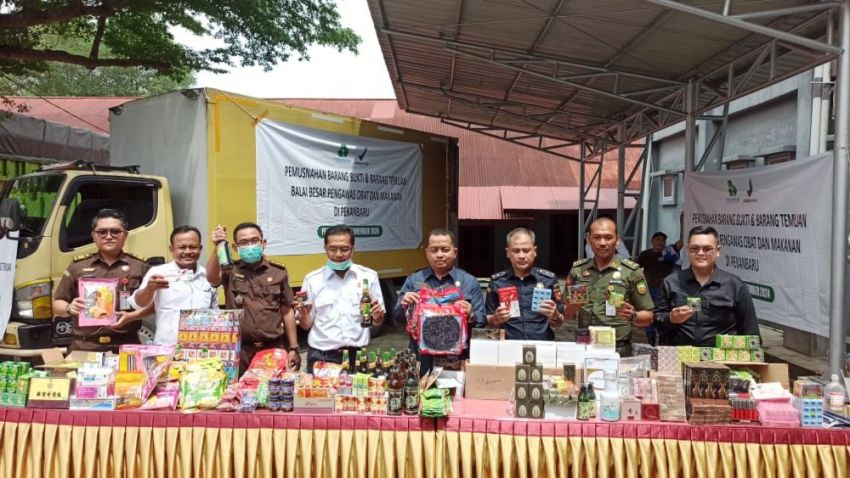 BB Kasus Obat dan Makanan Ilegal Senilai Rp2,9 Miliar di Pekanbaru Dimusnahkan