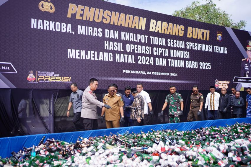 Polda Riau Musnahkan Puluhan Ribu Botol Miras dan Narkoba