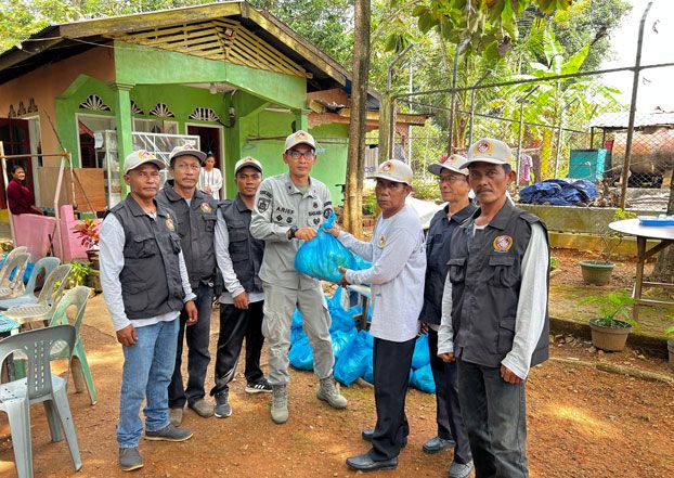 Bakamla RI Gelar Sosialisasi dan Pembagian Sembako di Sekitar Perairan Batam