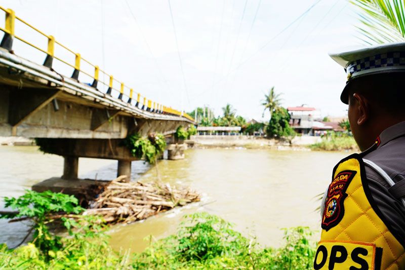 Kondisinya Kritis, Tiang Jembatan Sungai Rokan Ujung Batu Turun Hingga 80 Cm