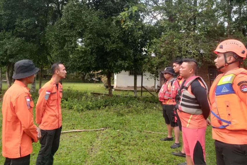 Terpeleset, Kakek Jatuh Tenggelam Terseret Arus Deras di Salo Kampar