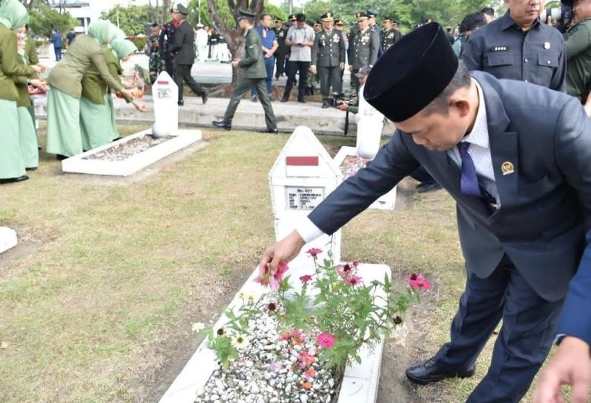 Mengenang Jasa Pahlawan, Ketua DPRD Pekanbaru Hadiri Ziarah Nasional HUT ke-79 TNI