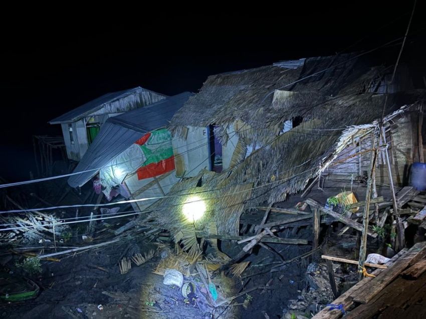 Longsor di Tanah Merah Inhil, 11 Bangunan Ambruk ke Sungai