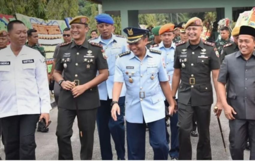 Ketua DPRD Pekanbaru Isa Lahamid Hadiri Sertijab Danyon Arhanud 13/PBY