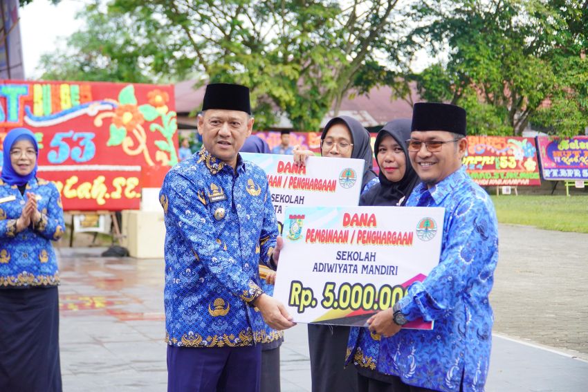 UPT SMPN 4 Siak Hulu Terima Trofi dan Piagam Adiwiyata Mandiri dari Pj Bupati Kampar, Hujani: Hasil Kolaborasi Seluruh Pihak