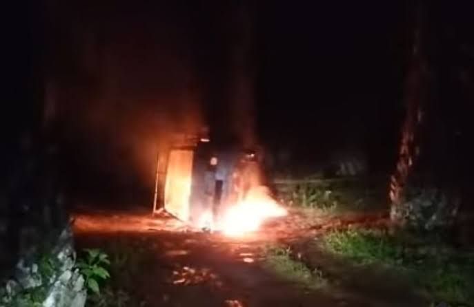 Mantan Kades di Rambah Hilir Ketahuan Curi Sapi, Mobil Dibakar Warga