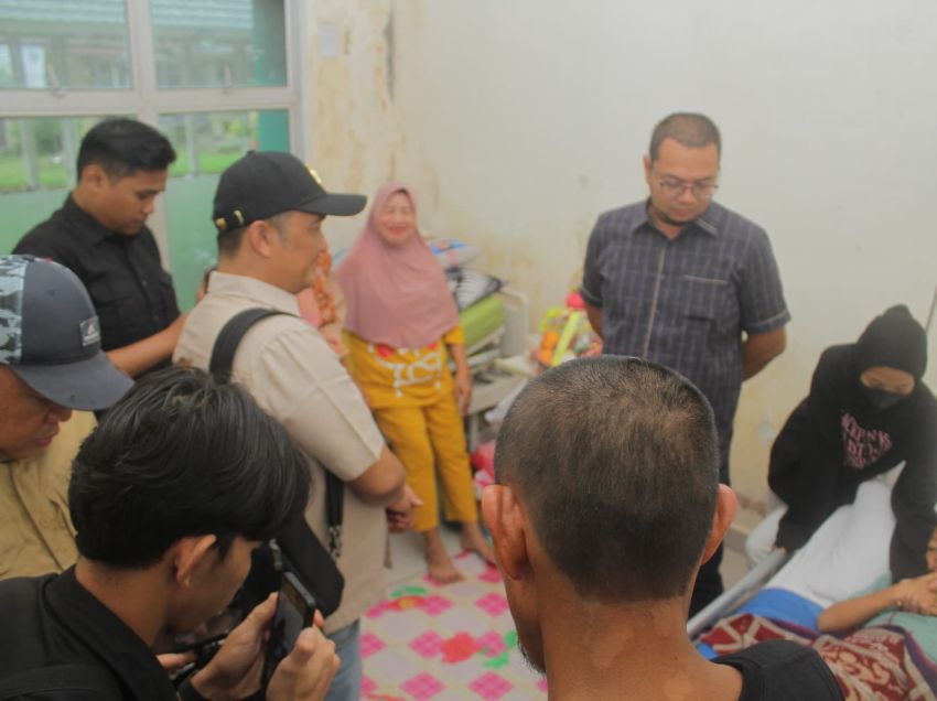 Beri Dukungan Moril, Ketua DPRD Inhil Jenguk Korban Asusila