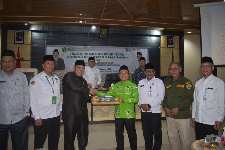 Senator Riau Kyai Mursyid Kembali Salurkan Bantuan Al-Qur'an ke Pesantren Melalui FKPP dan Kemenag Riau