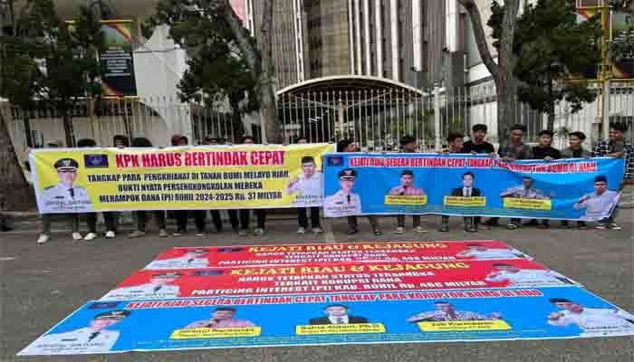 Aksi Mahasiswa di Kejati Riau Dibubarkan Paksa Aparat